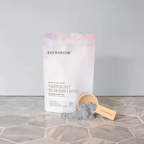 Midnight Superbloom Crush Soak, 600g, with its scoop